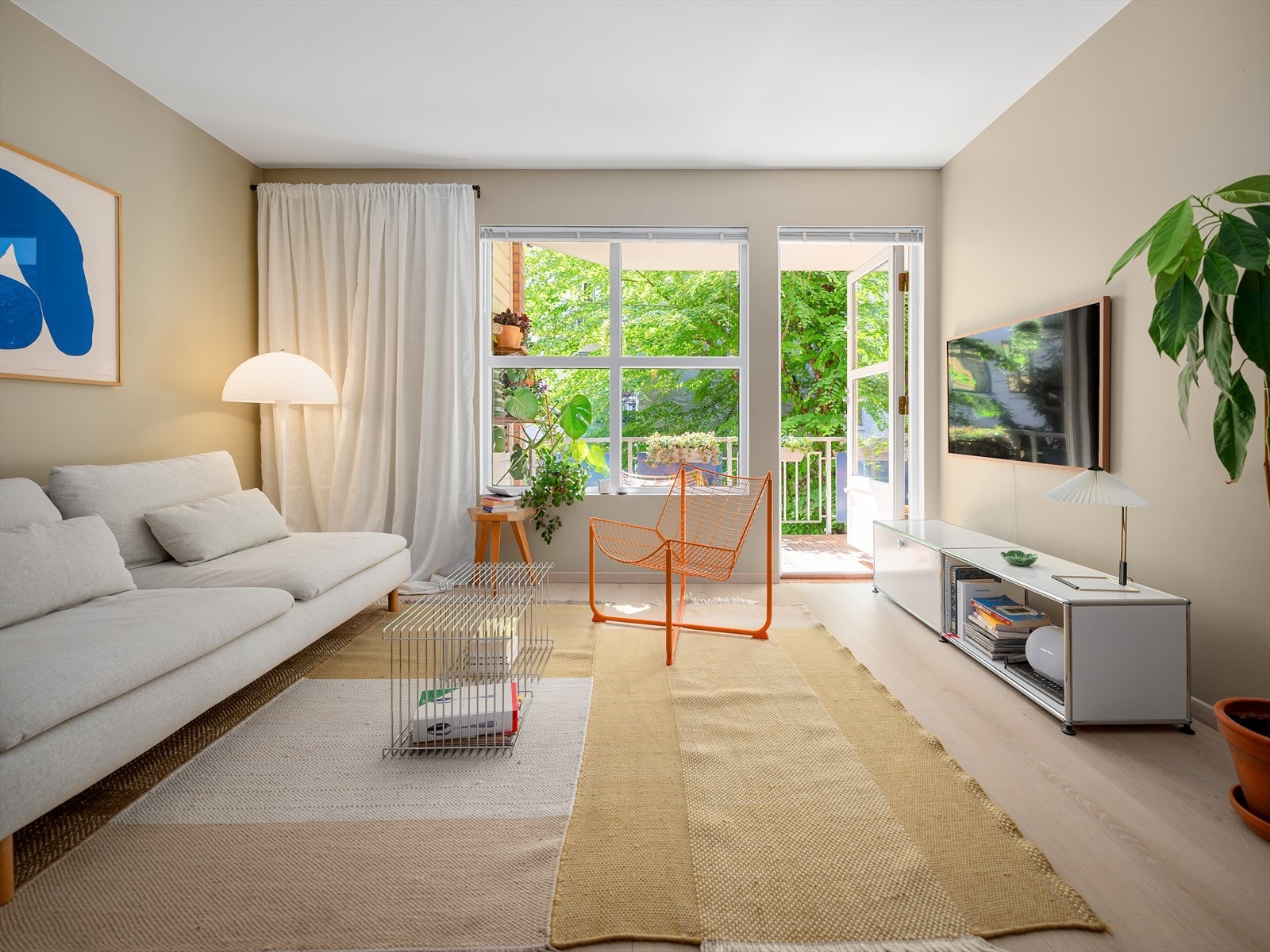 I stuen er det god plass til sofagruppe, sofabord og tv-benk Galleribilde