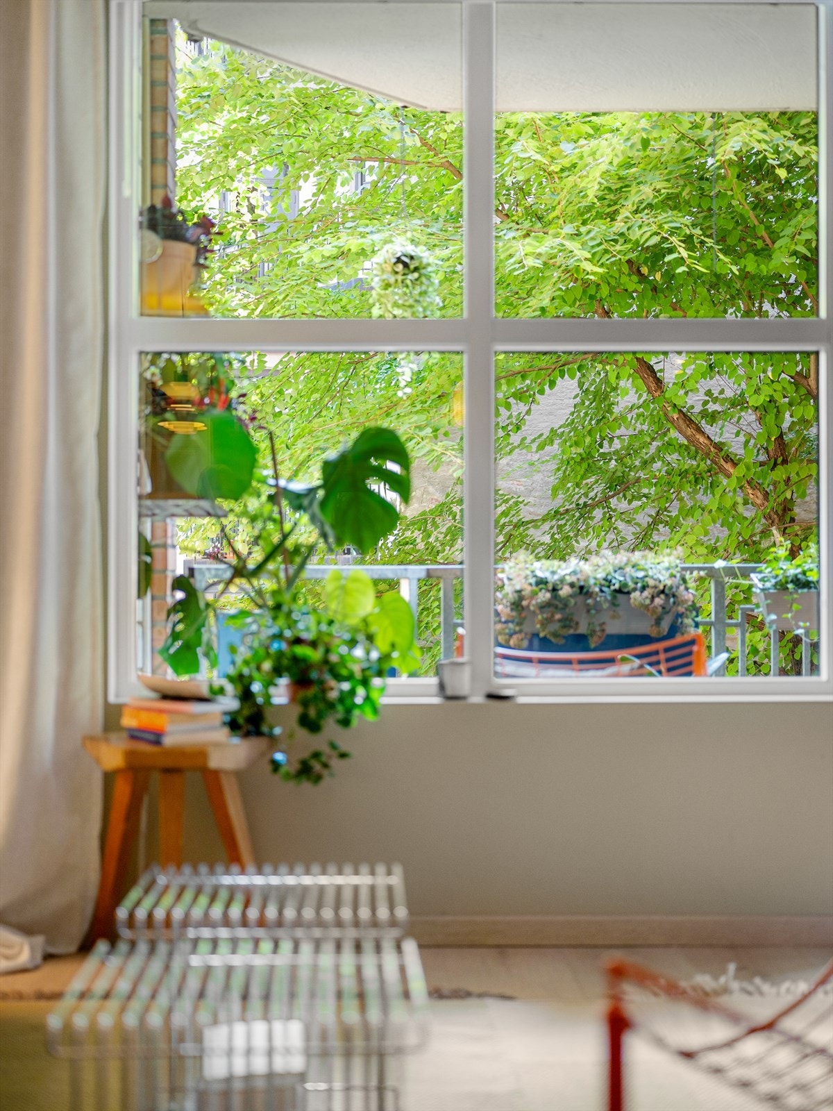 Det åpne og usjenerte utsynet kan også nytes fra sofakroken Galleribilde