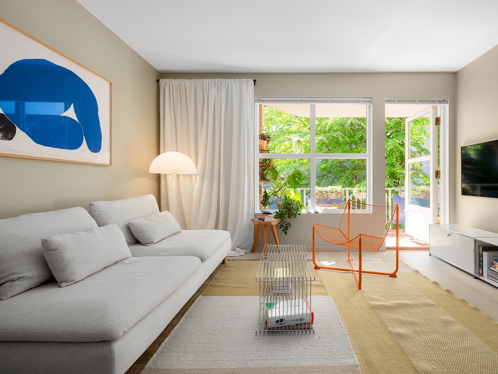 Store vindusflater og balkongdør gir godt innslipp av naturlig lys. Optimale solforhold Galleribilde