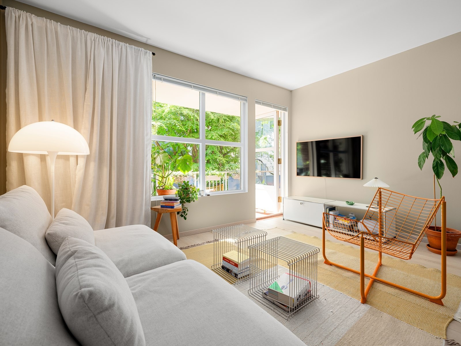 Leiligheten ligger i 2. etasje, og inneholder entré, bad, soverom, kjøkken og stue Galleribilde