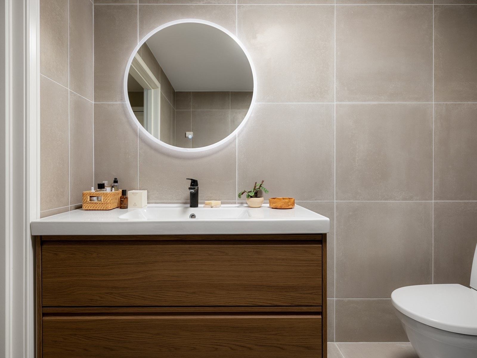 Det er elektrisk gulvvarme, mekanisk avtrekk og opplegg for vaskemaskin Galleribilde