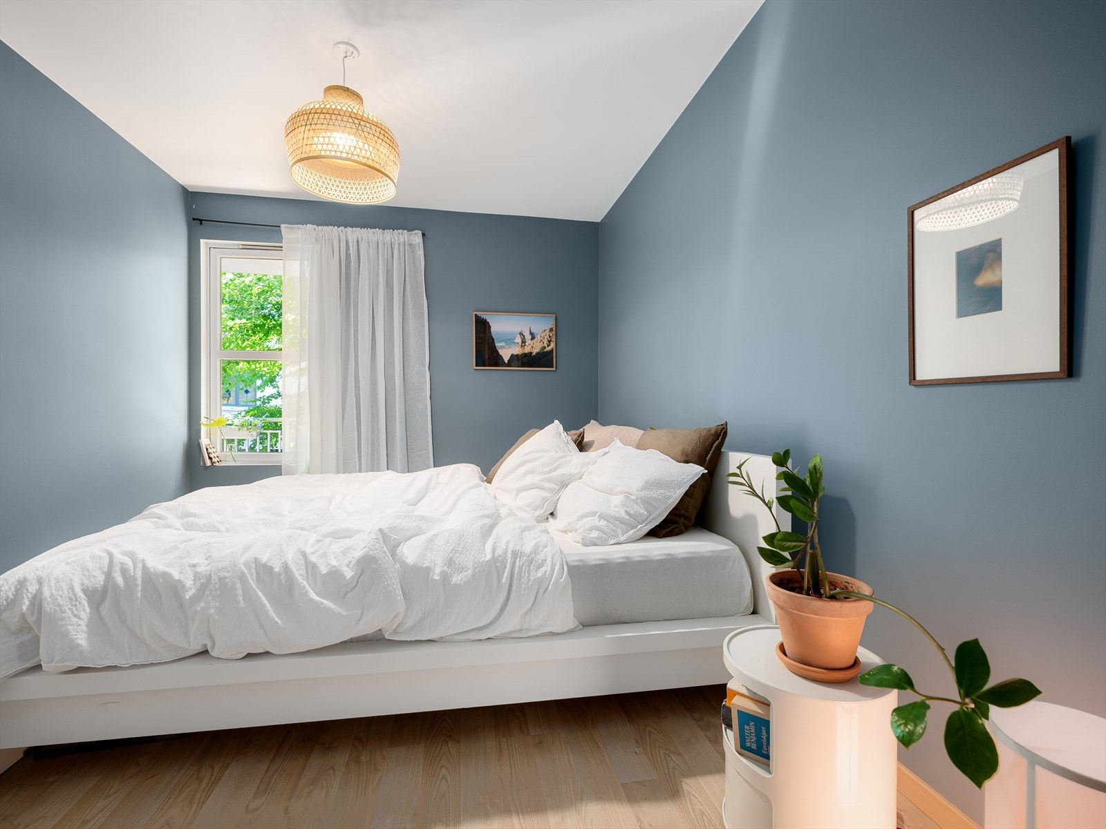 Soverommet har et stort vindu som sikrer godt med lys og luft. Rommet vender mot rolig bakgård Galleribilde