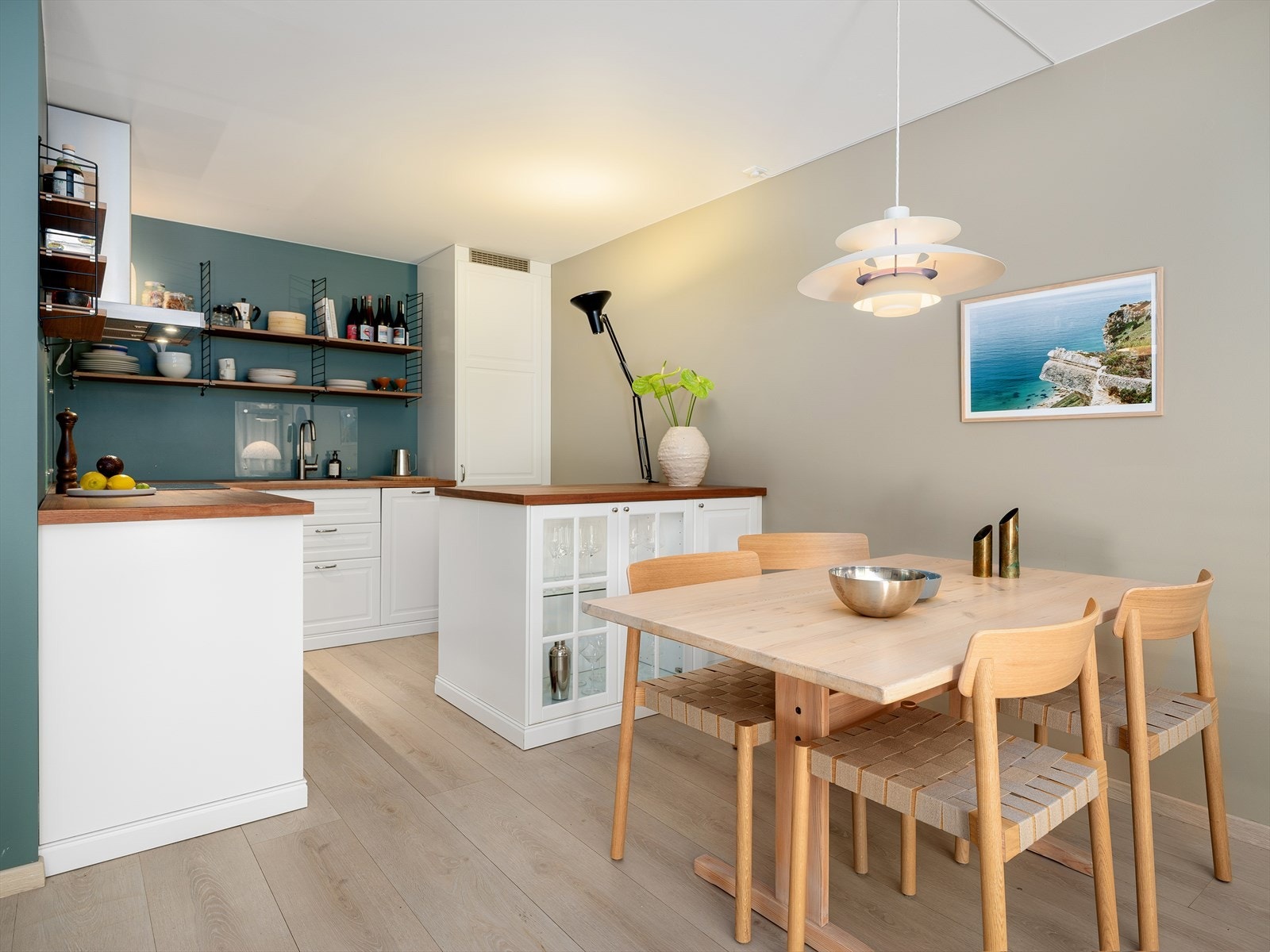 Ved kjøkkenet er det god plass til spisebord Galleribilde