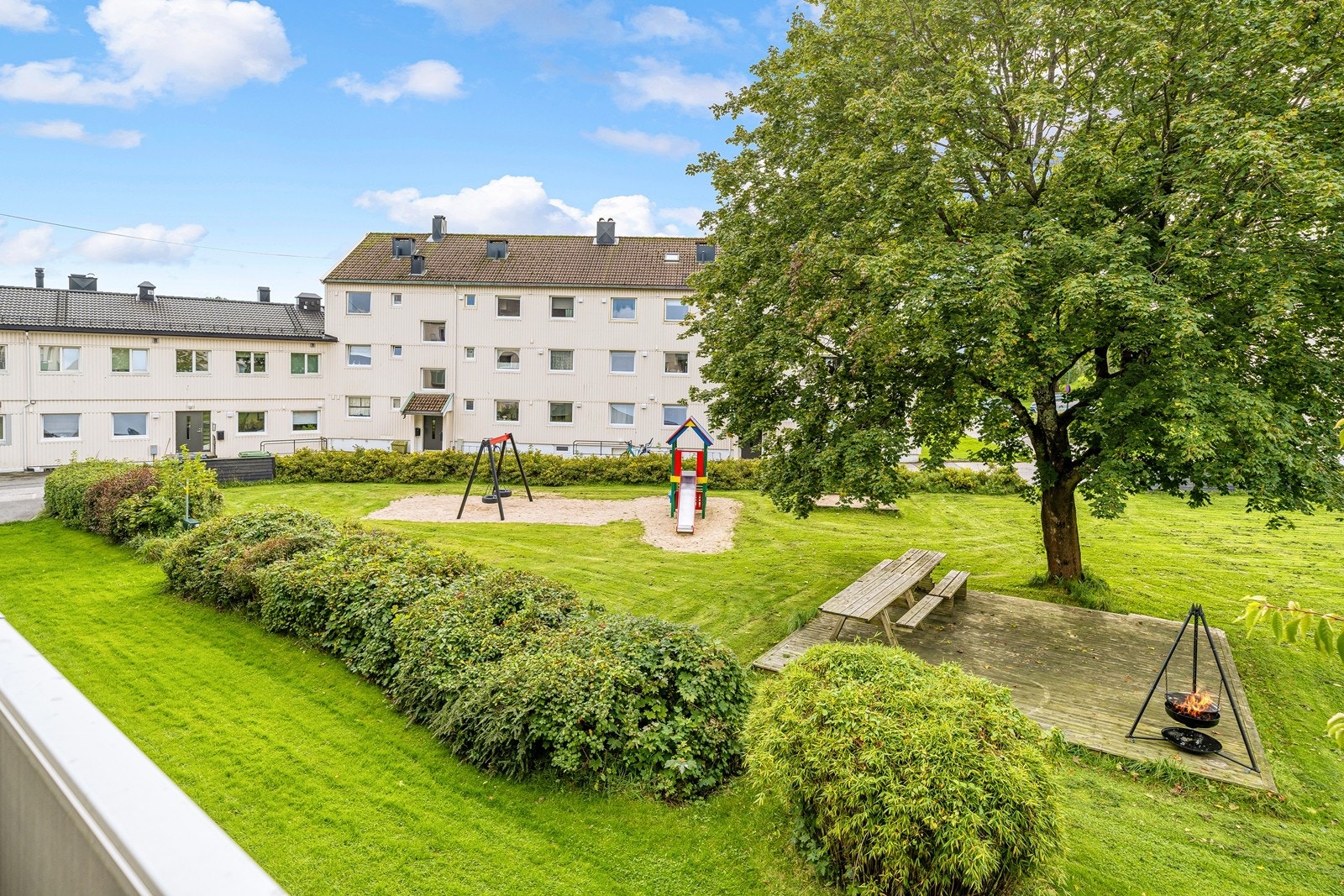 Fellesområde med grill, plen og lekeplass. Galleribilde