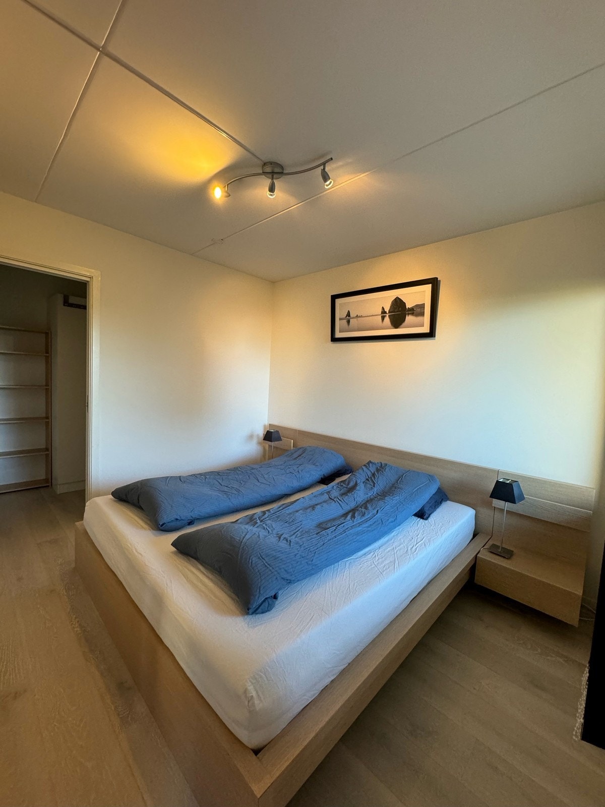 Soverom med walk-in-closet Galleribilde