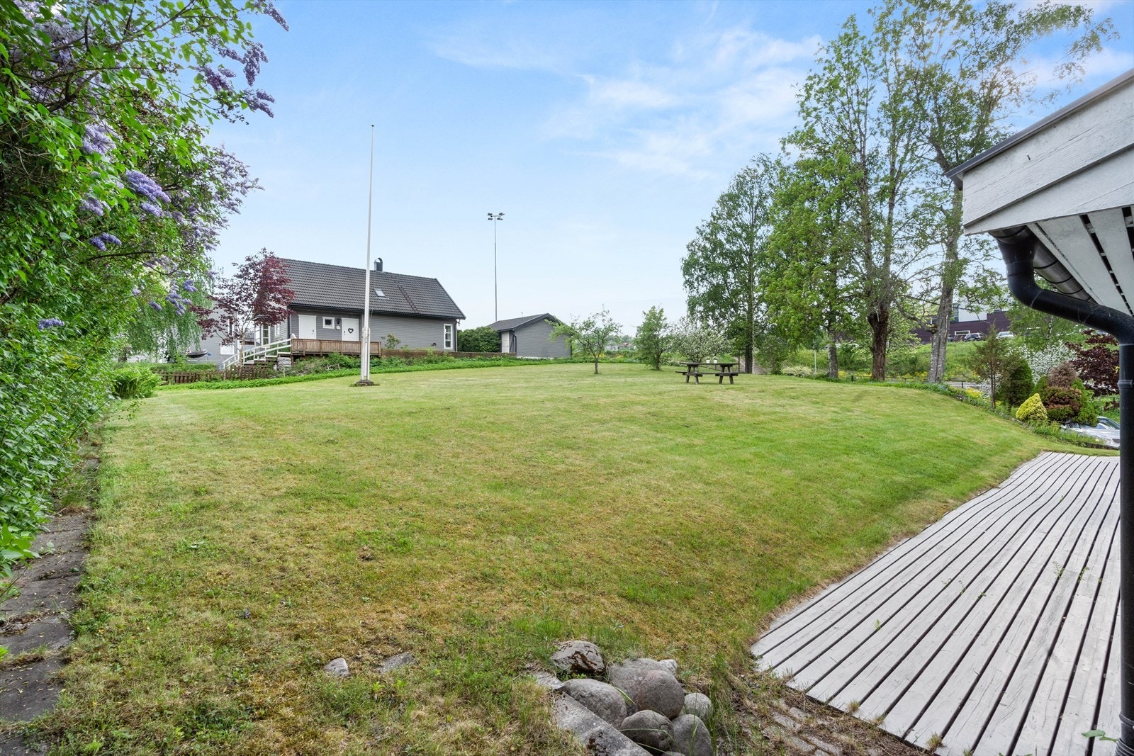 I hagen er det god plass til lek og flere sittegrupper. Galleribilde