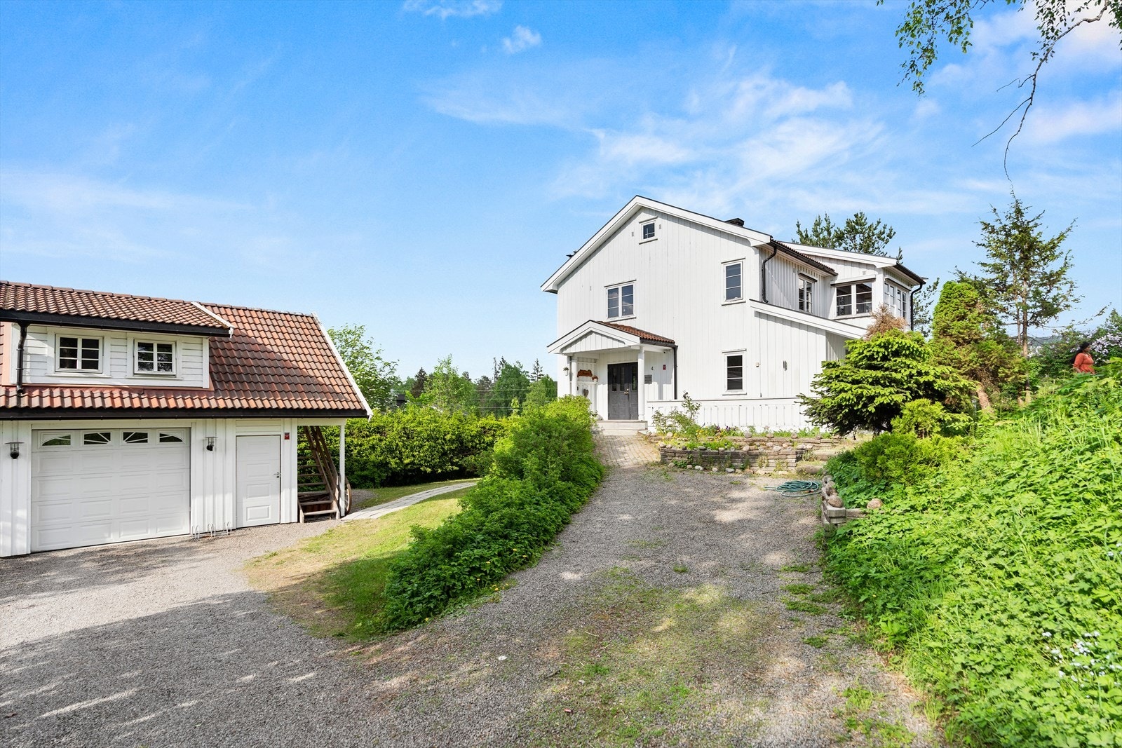 Det er gode parkeringsmuligheter på singlet gårdsplass og i dobbelgarasje. Galleribilde