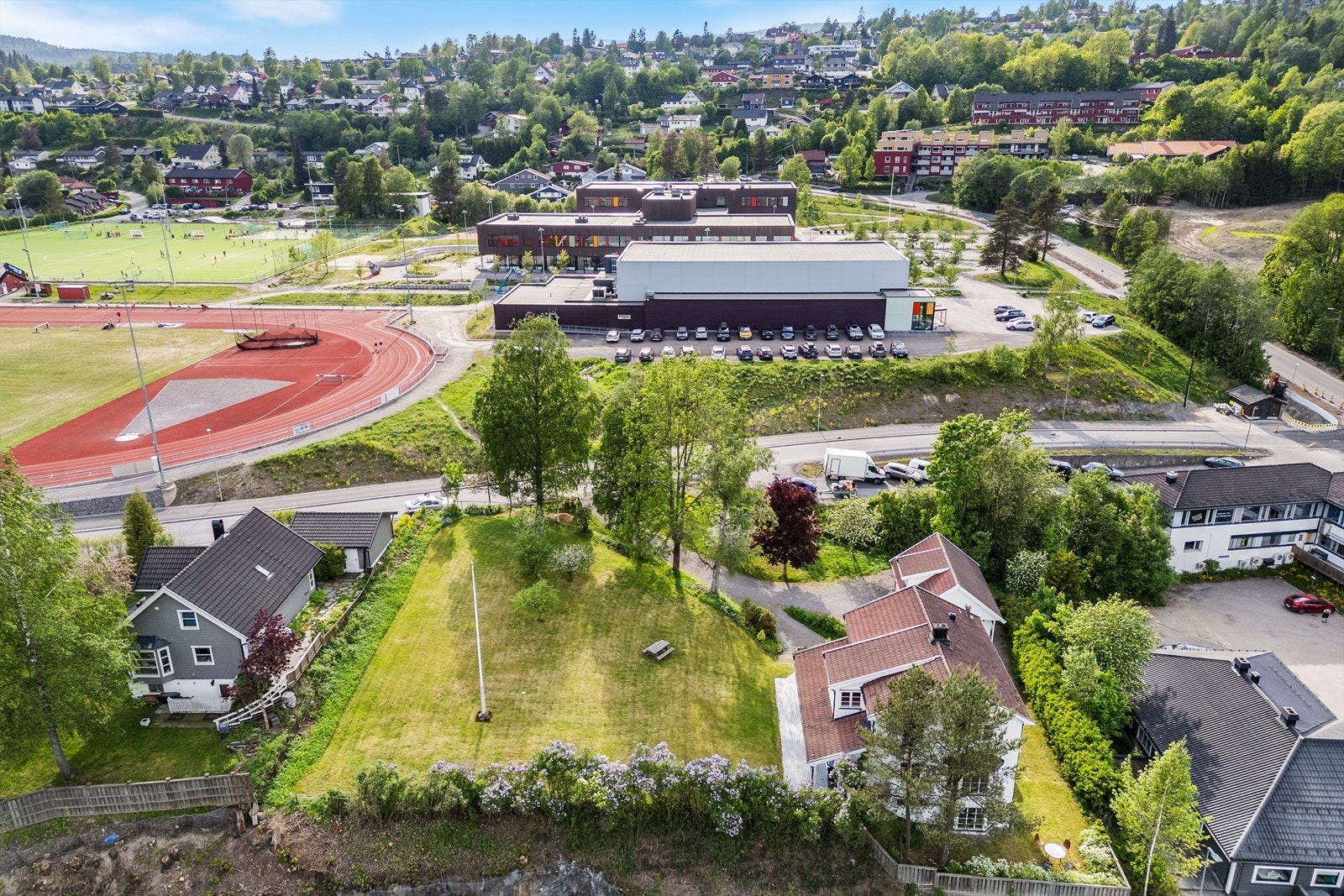 Boligen ligger sentralt plassert, med gangavstand til skoler, idrettsanlegg og offentlig kommunikasjon. Galleribilde
