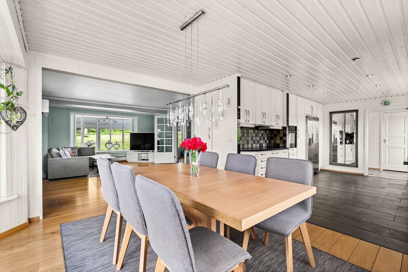 Med et langbord i spisestuen kan man samle familie og venner til sosiale sammenkomster. Galleribilde