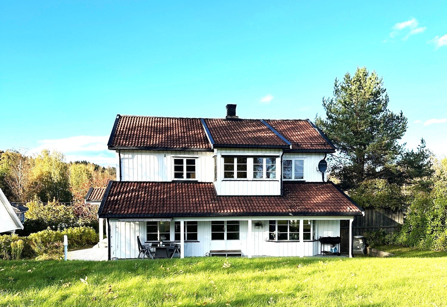 Velkommen til Berget 4, en stor og innholdsrik enebolig, med godkjent utleie og stor tomt! Galleribilde