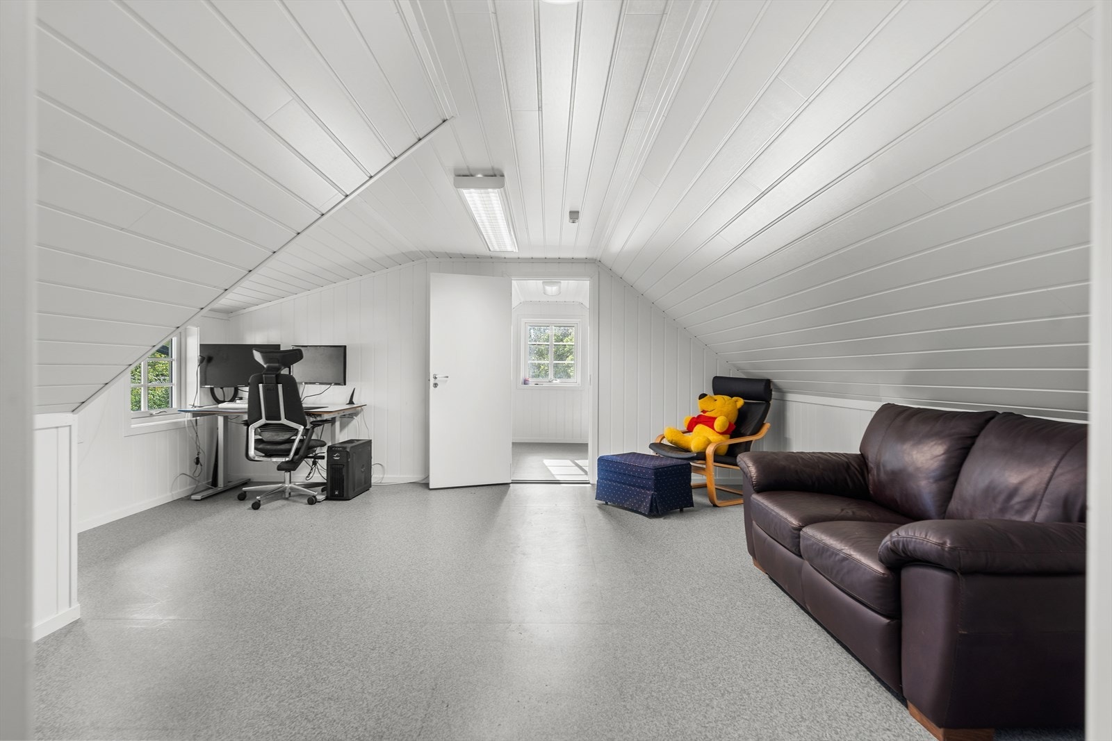 Garasjen er isolert og på loftet er den innredet med to rom som bidrar til økt fleksibiliet. Galleribilde