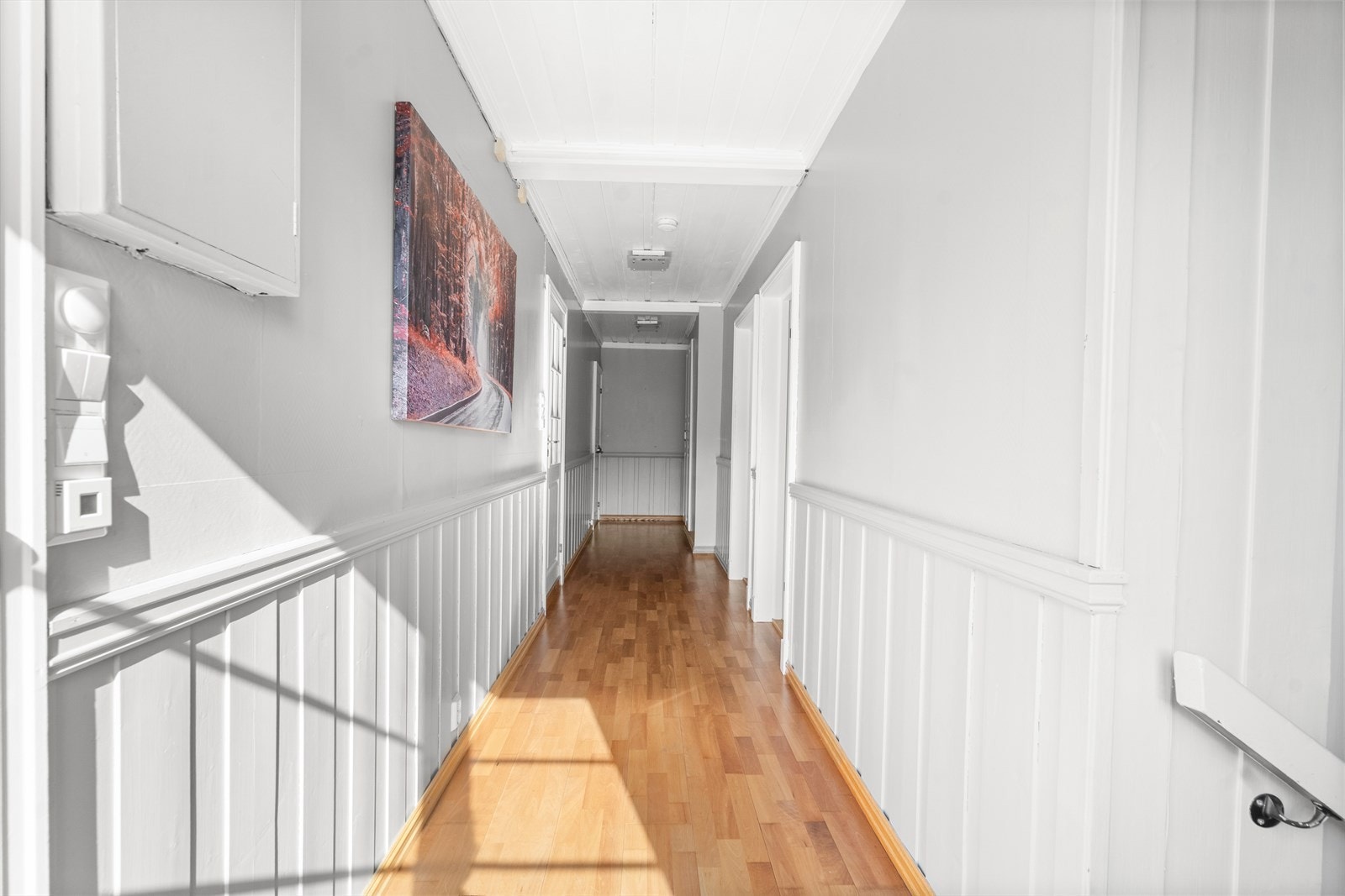 2 etasje består av gang, bad/wc, vaskerom og 4 soverom. Galleribilde