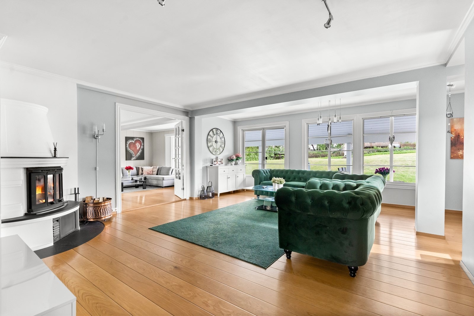 I hjørnet av stuen er det montert en peis for ekstra hygge. Fra stuen er det også en tofløyet dør ut til den sørvendte delen av markterrassen. Galleribilde