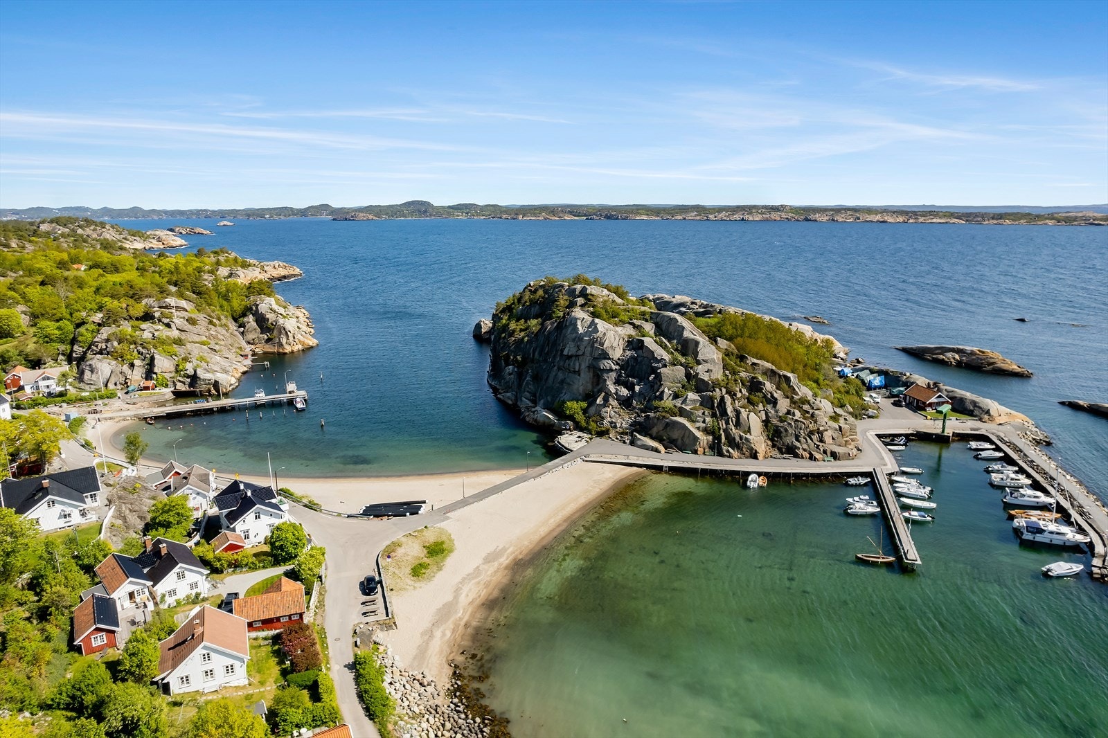 Her finner du idylliske Kjerringvik, kyststi, uberørt natur, fjell og badeplasser som bl.a. barnevennlige Svinevika. Galleribilde