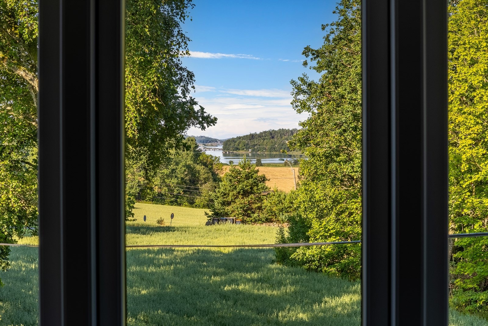 Nydelig utsikt fra stuen mot Viksfjord. Galleribilde