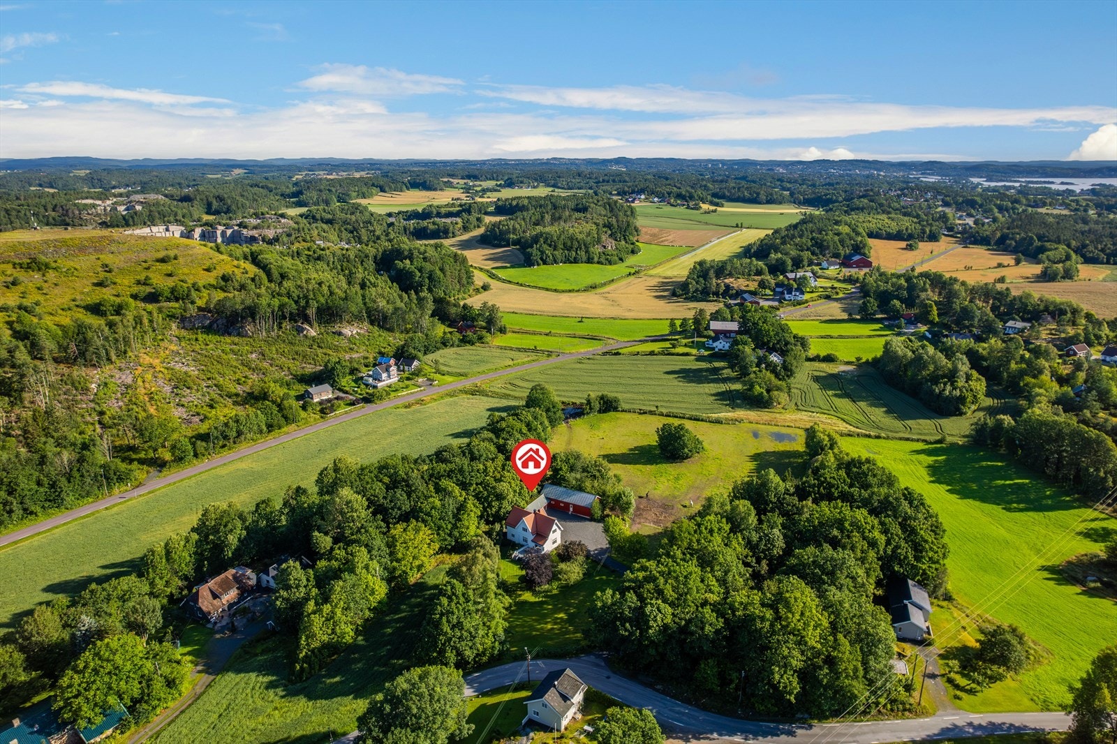 Dette er virkelig et hyggelig småbruk med landlige og rolige omgivelser. Barne- og dyrevennlig, samt solrikt og skjermet. Unik mulighet til et fantastisk beliggende småbruk på stor eiendom. Galleribilde