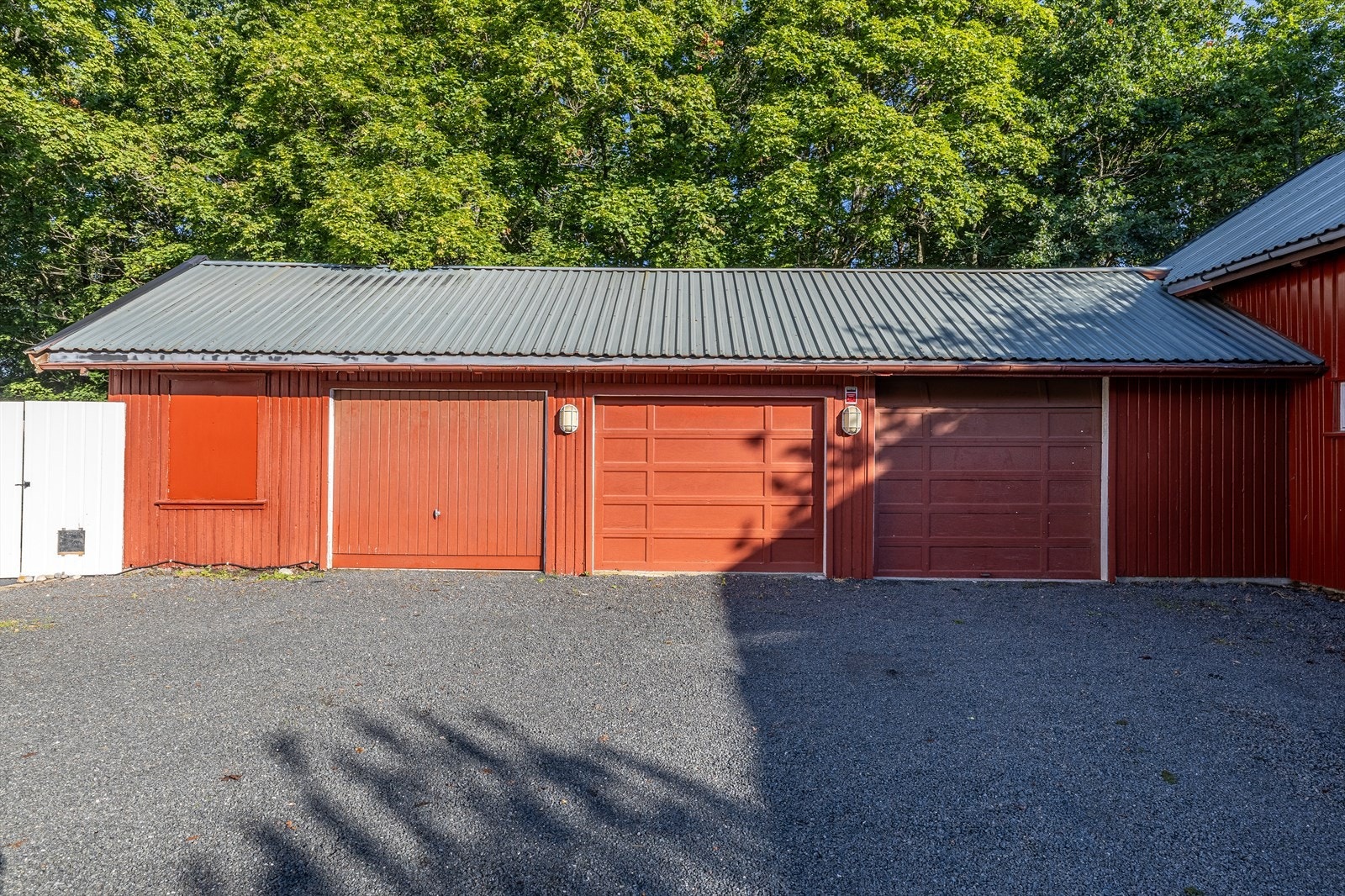 Det er stor gårdsplass, tun med grusganger og pent opparbeidet hage på sydsiden av huset. Her kan den med "grønne fingre" virkelig kose seg. Galleribilde