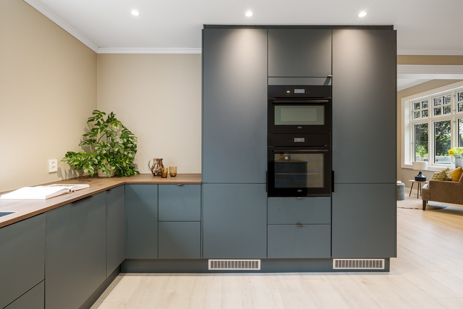 Hjemmet er lyst og delikat innredet med vekt på at detaljer og modernisering skal skape et helhetlig preg hva gjelder farge-/materialvalg. Galleribilde