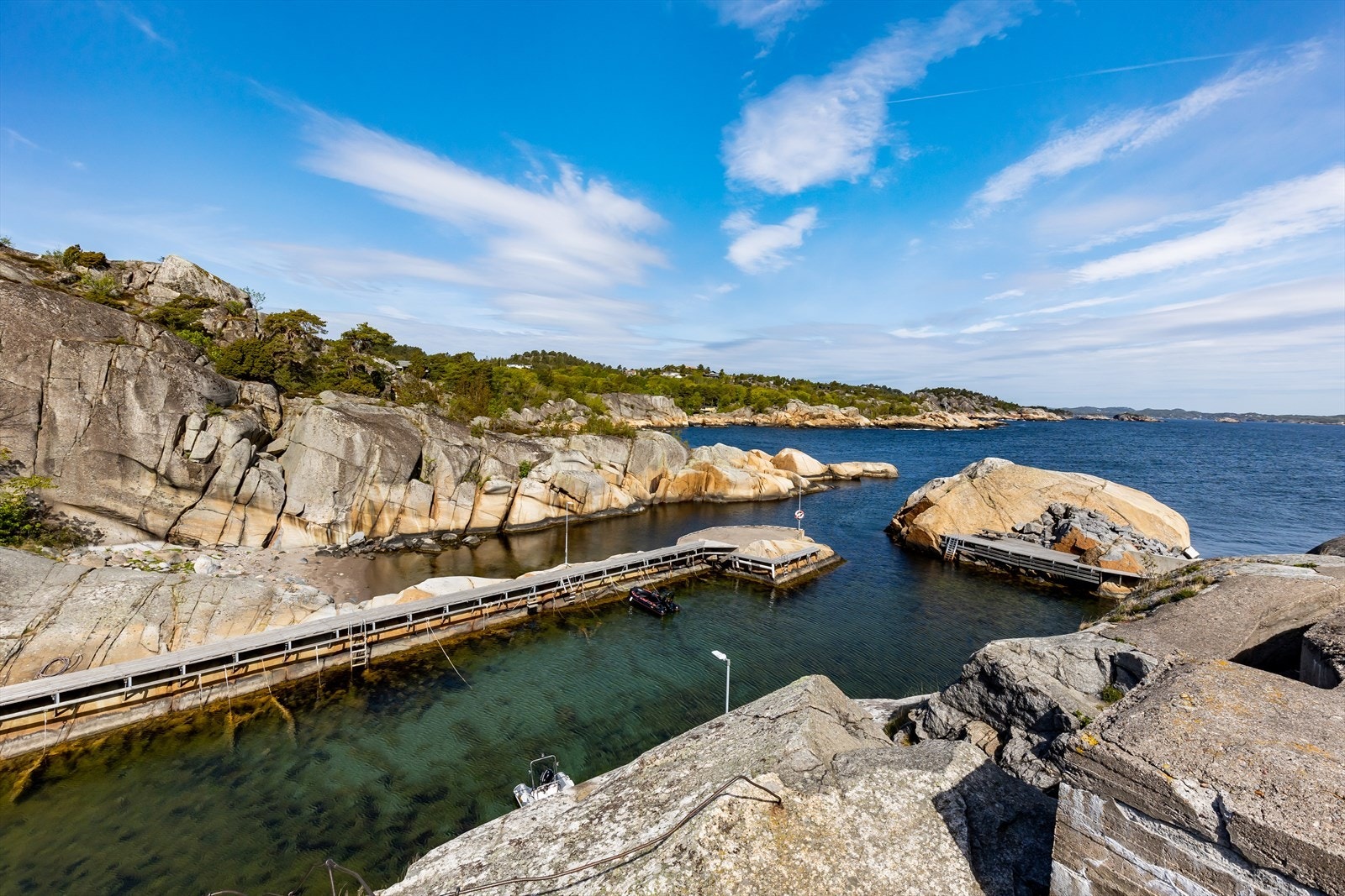Nordre havn og Søndre havn, som ligger på hver sin side av gangveien/moloen ut til øya Fornet. Sandstranden, bryggen, barn som fisker krabber og badende mennesker møter deg når du kommer til havnen. Galleribilde