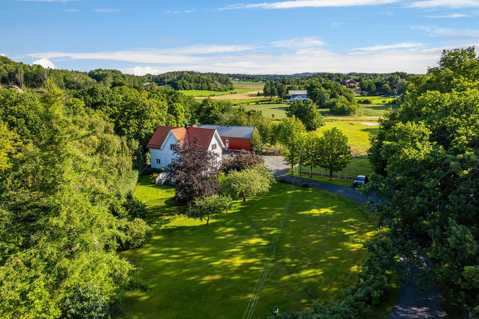 Husets plassering gir en åpen og romslig hage som innbyr til alt fra lek og moro for barn til familie-/venneselskap for store og små Galleribilde