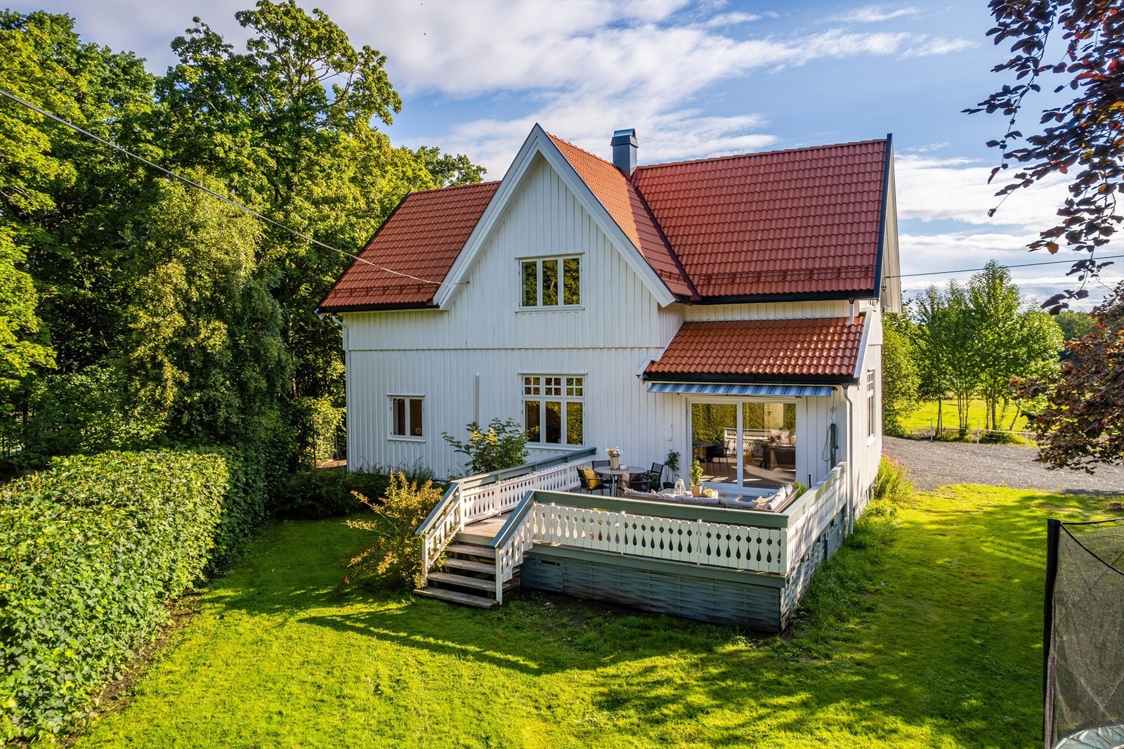 Stor terrasse med fin vending mot tre himmelretninger. Galleribilde