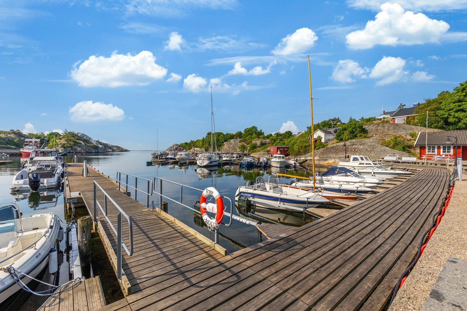 Kort veil til Ula med flotte bademuligheter på langstrakte sandstrender eller svaberg. Galleribilde