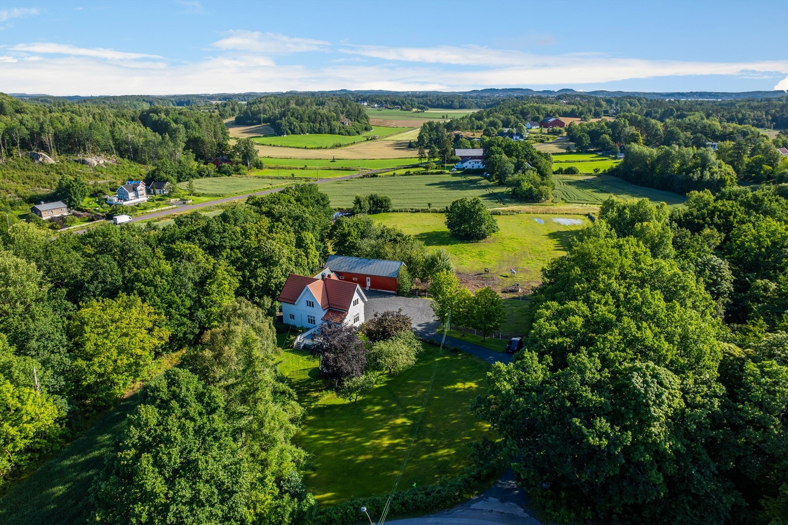 Flotte tur- og aktivitets områder få minutters gange fra boligen. Galleribilde