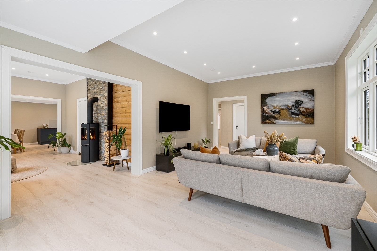 Innervegger har et helhetlig fargepreg med gjennomgående bruk av lyse, moderne og stilsikre interørfarger som gir en fin helhet i boligen. Galleribilde
