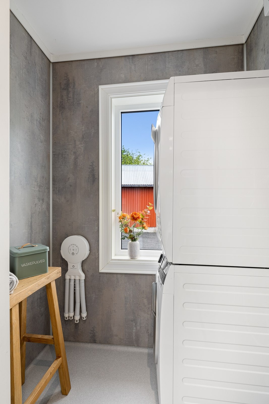 Vaskerom har vinylbelegg på gulv, baderomsplater på vegger og malte slette plater i innvendig tak. Innredet med dusjgarnityr på vegg og opplegg for vaskemaskin/tørketrommel. Galleribilde