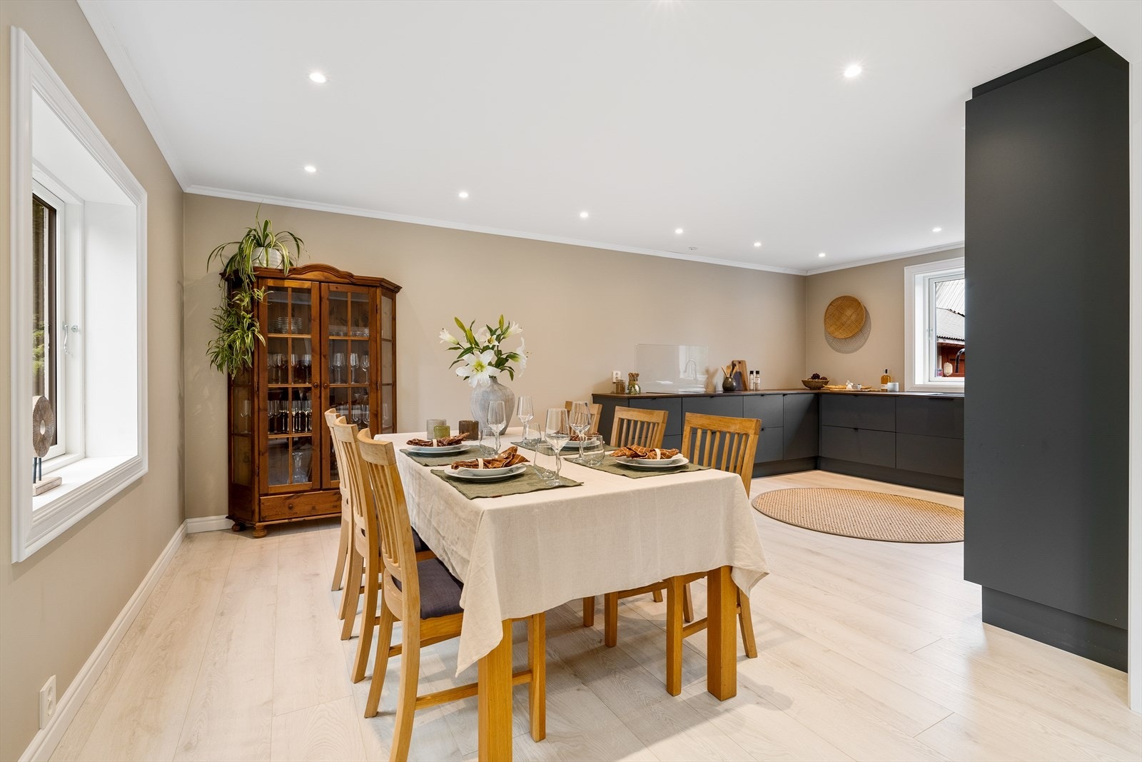 Hovedhuset har nylig blitt renovert, og fremstår eksklusivt og stilsikkert med meget god standard, og delikate farge - og materialvalg. Galleribilde
