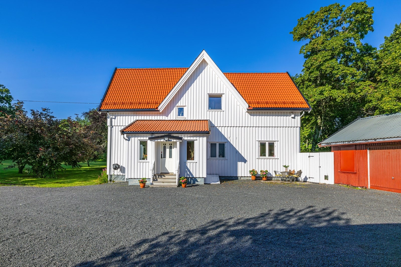 Klepakerveien 17 er et nydelig småbruk beliggende sentralt og usjenert til i naturskjønne omgivelser på en solfylt tomt. Galleribilde
