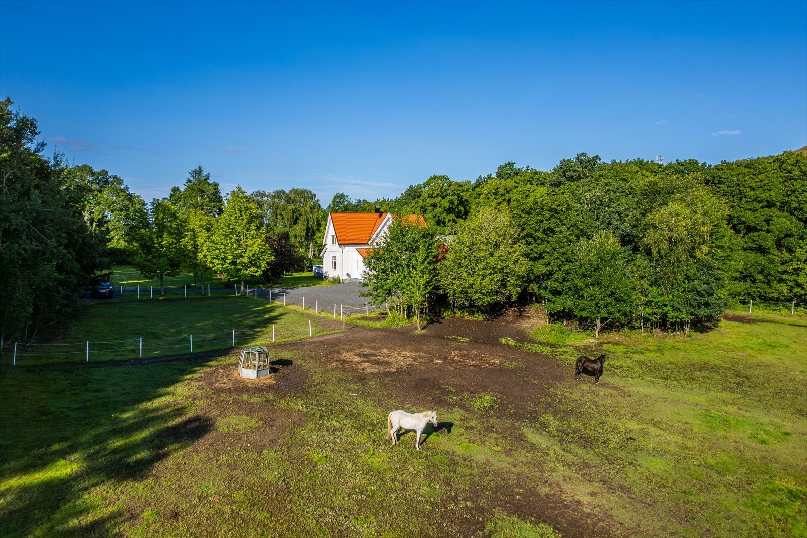 Med husets plassering, godt trukket opp på tomten i tillegg til god avstand mot bebyggelse på naboeiendommer, forsterkes den "luftige" og åpne opplevelsen av tomten utover dens herlige størrelse. Galleribilde