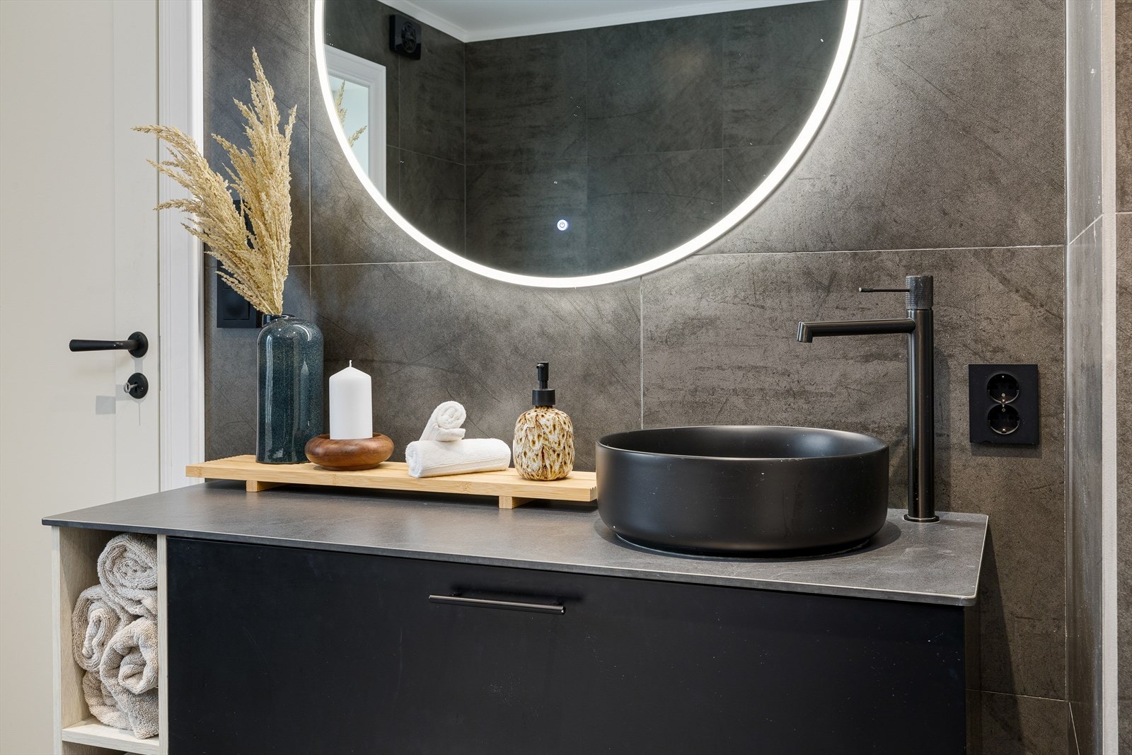 Innredet med servantinnredning, skap, badekar og wc. Galleribilde