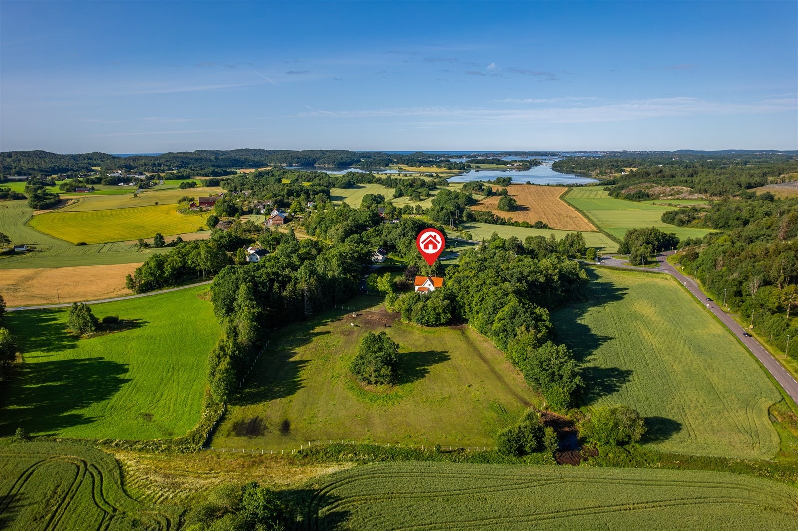 Flott småbruk, beliggende i landlige omgivelser på Klåstad i Tjølling, med sol fra morgen til kveld. Galleribilde