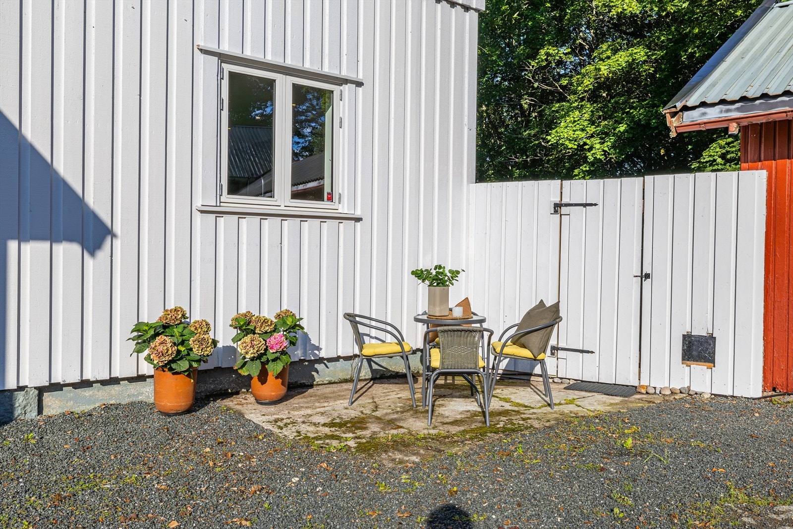 Hyggelig uteplass også ved inngangspartiet. Galleribilde