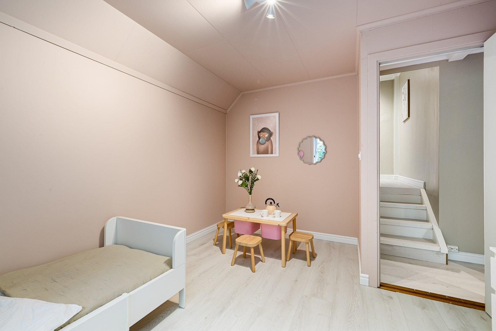 Ved å gå et lite halvplan ned kommer du til to nydelige barnerom. Galleribilde