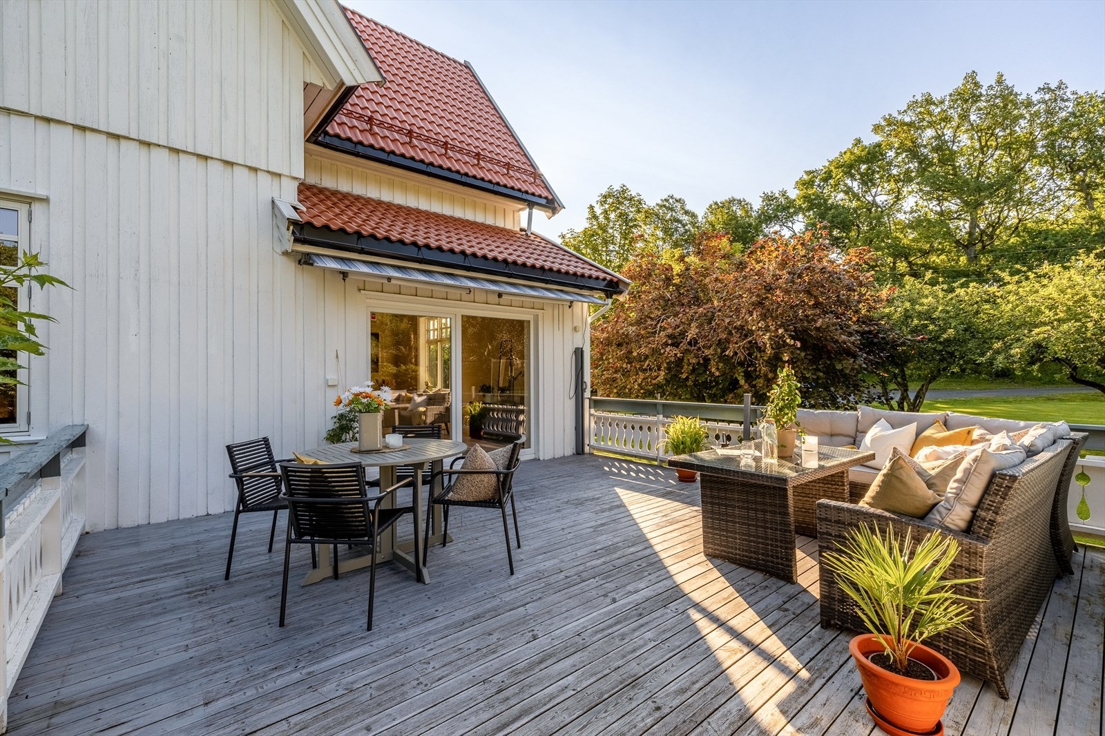 Terrassen har rikelig med plass til flere soner. Galleribilde
