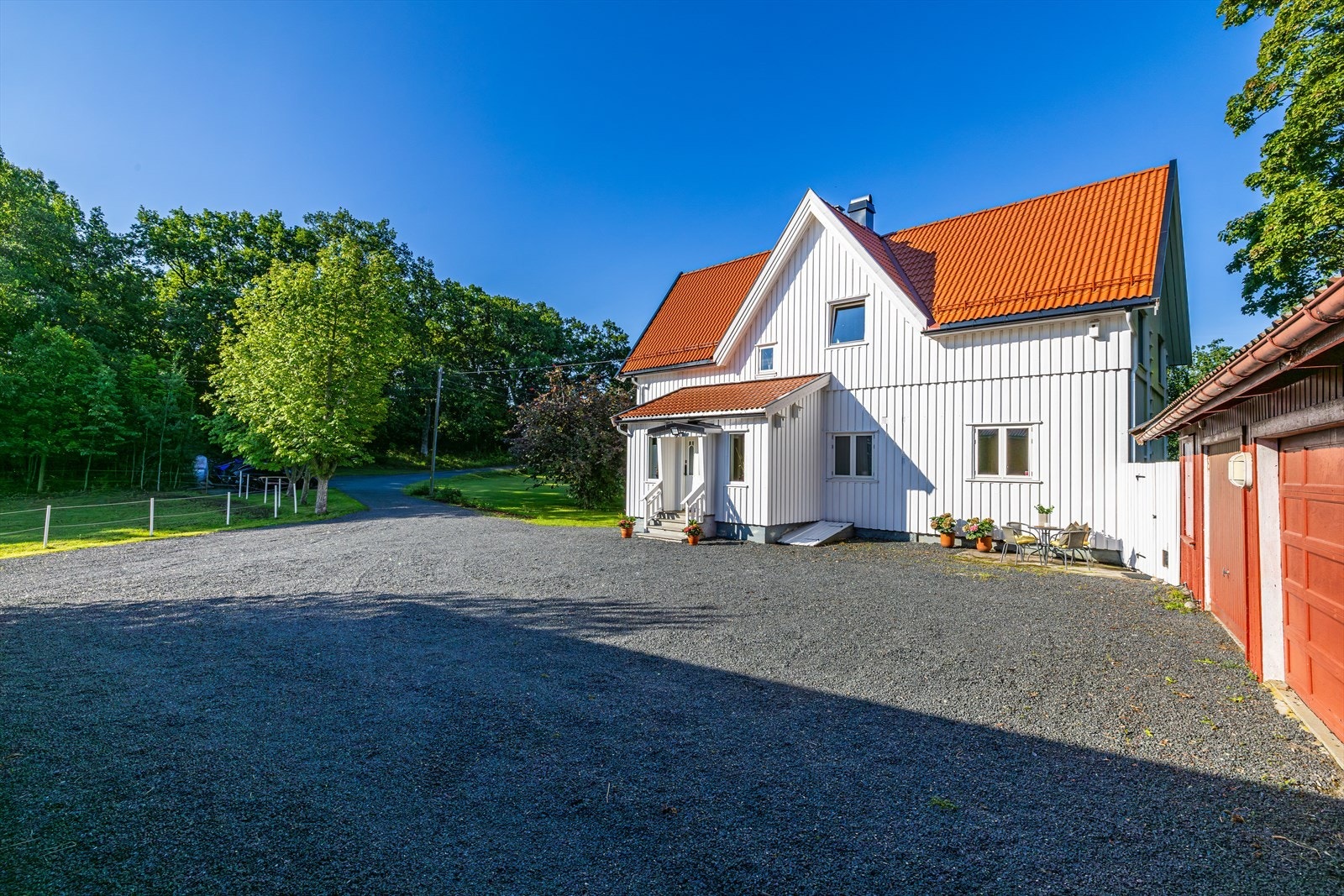 Eiendommen består av hovedhus, garasjebygg og låve med 4 hestebokser pluss salrom. Galleribilde