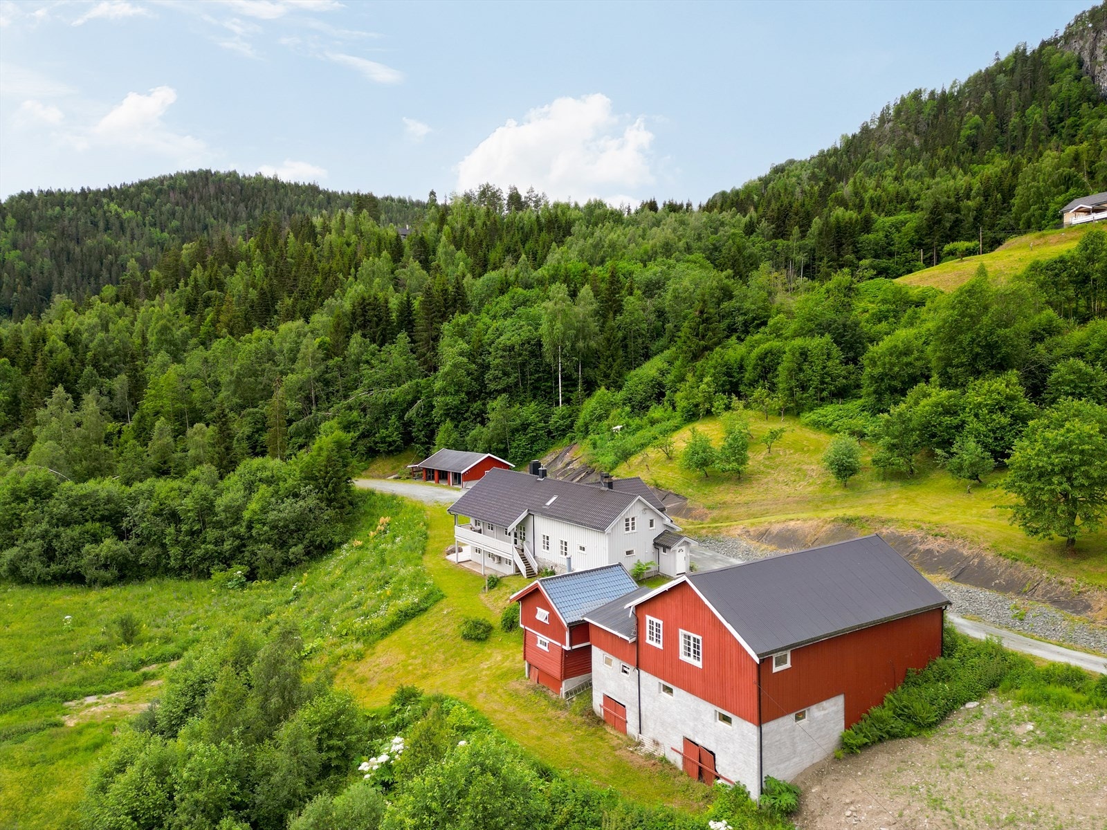 Pent opparbeidet tun med stor og innholdsrik enebolig, stabbur og en tradisjonell kjørebrulåve, samt garasje. Boligen er tilbygget i 1986. Galleribilde