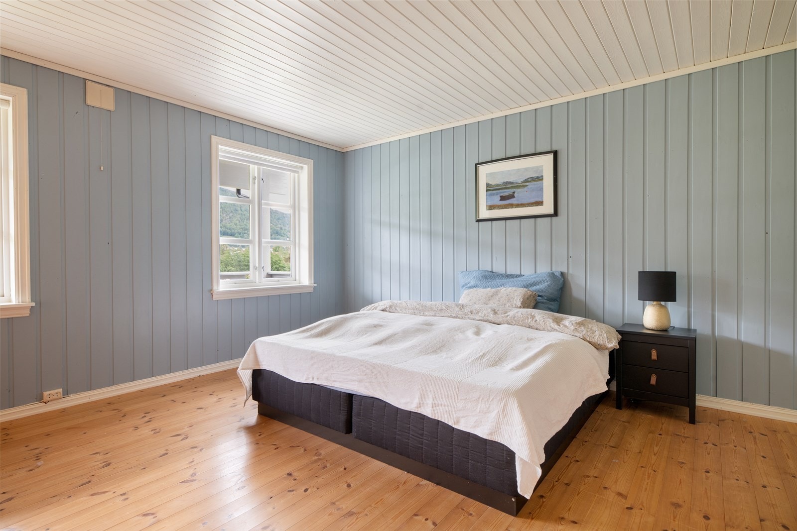 Boligen har fem soverom, hvorav hovedsoverommet er beliggende i hovedetasjen og de resterende soverommene er beliggende i loftetasjen. Galleribilde