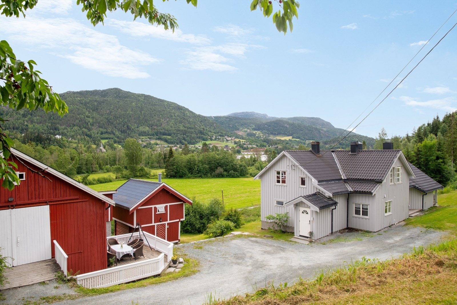 EiendomsMegler1 v/Ann Helén Jamtveit presenterer Kasinvegen 66 - Flott landbrukseiendom med idyllisk beliggenhet, rett utenfor Kviteseid sentrum! Galleribilde