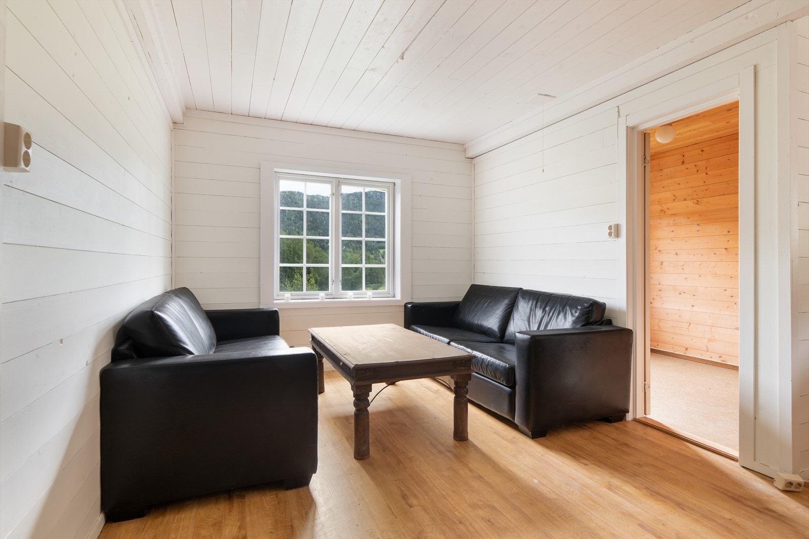 Leiligheten som er etablert i deler av låven inneholder stue med kjøkkenkrok, bad og to soverom. Galleribilde