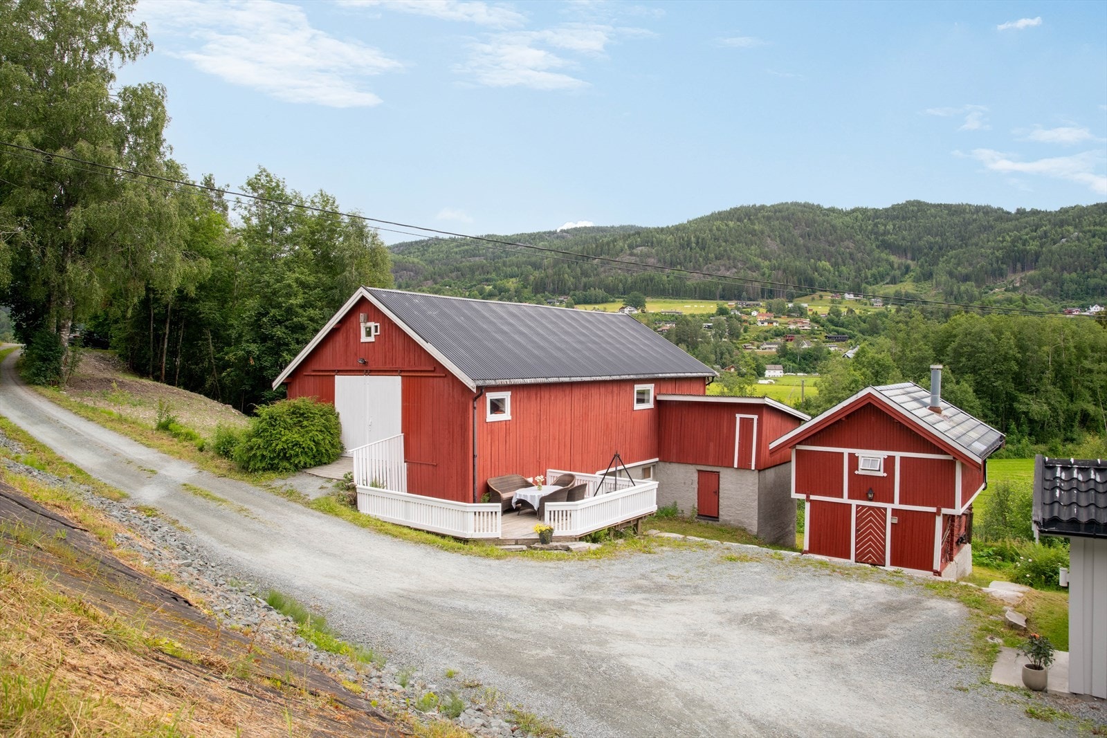 Låven er oppført ca. 1947, med fjøs og tørkeloft. Deler av låven er innredet og omgjort til leilighet uten at dette er søkt om eller godkjent av kommunen. Galleribilde