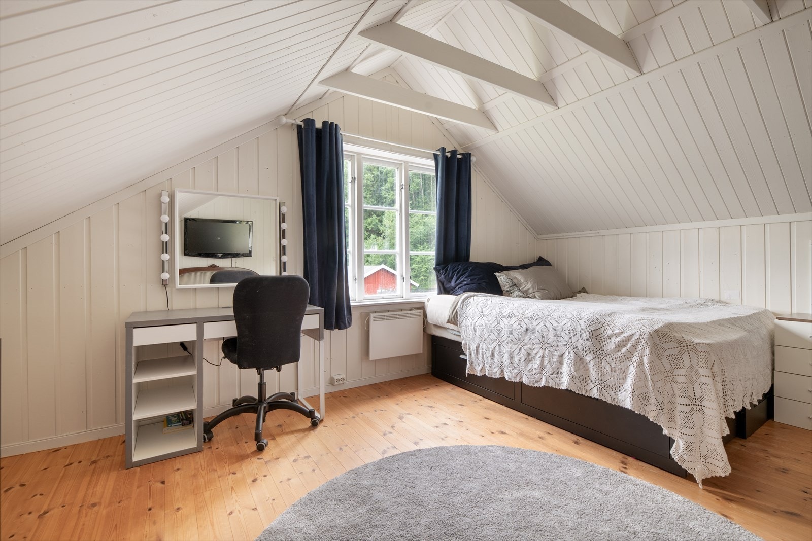 Soverommet i tilbygget boligdel har imidlertid furugulv og malt panel på vegger, samt åpen himling med malt panel i tak. Galleribilde