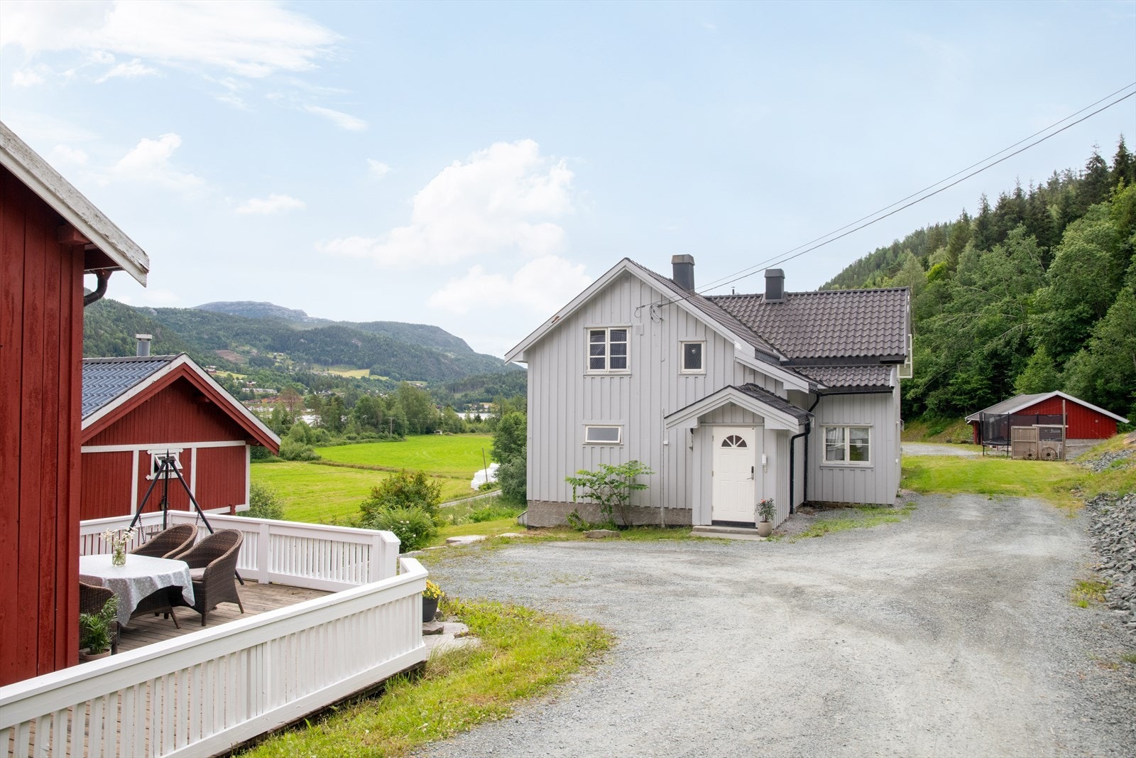 Idyllisk og landlig beliggenhet - her bor du tilbaketrukket til, i rolige omgivelser, med nærhet til Sundkilen og Dalaåi. Galleribilde