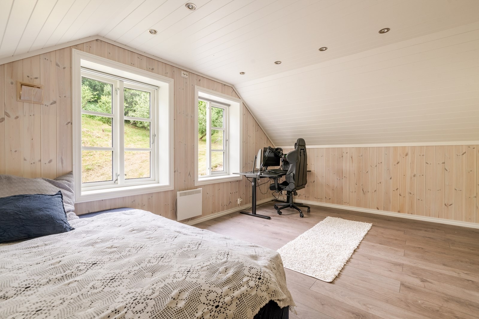 De fire soverommene beliggende i loftetasjen er alle av god størrelse, og har god plass til diverse soveromsmøblement. Galleribilde