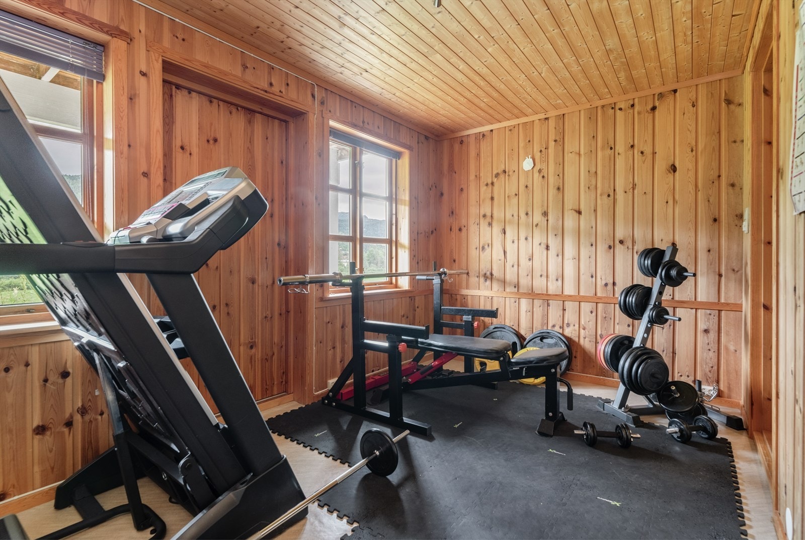 Eget trimrom i underetasjen, med gode vindusflater og utgang til delvis overbygget terrasse. Tilliggende bad, med badstue som ikke er i bruk. Galleribilde