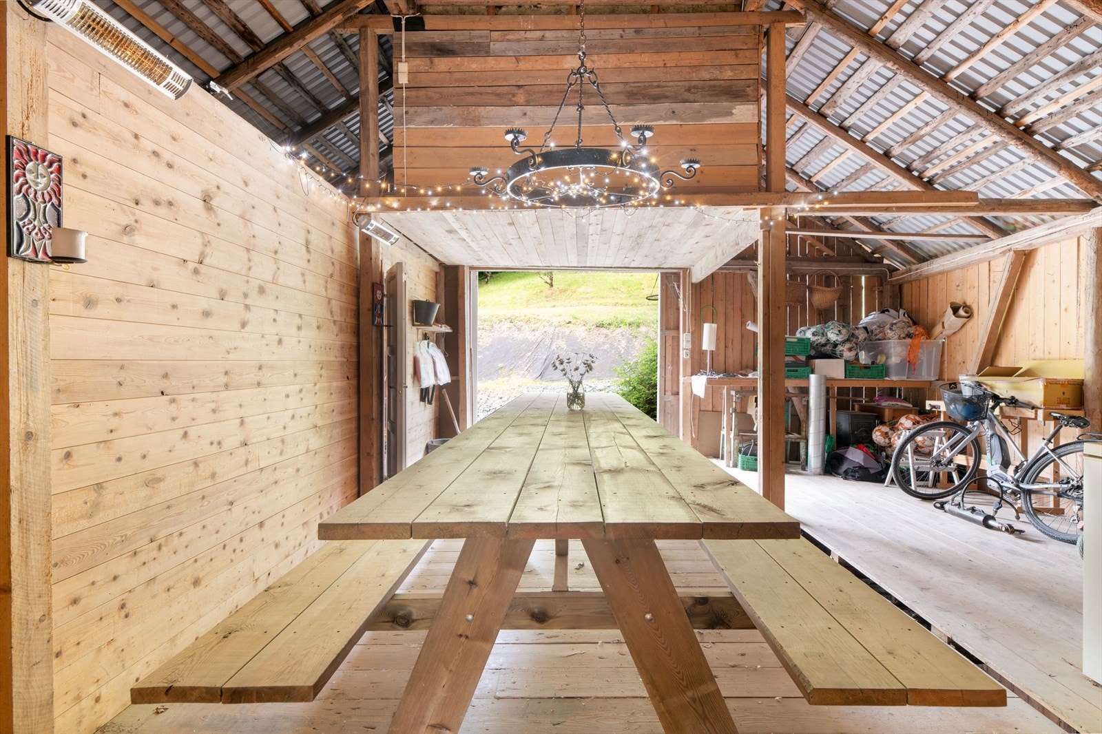 Låve/fjøs har i sin opprinnelse vært benyttet til husdyrhold, men anses i dag å ha liten driftsrelevanse utover lager. Galleribilde