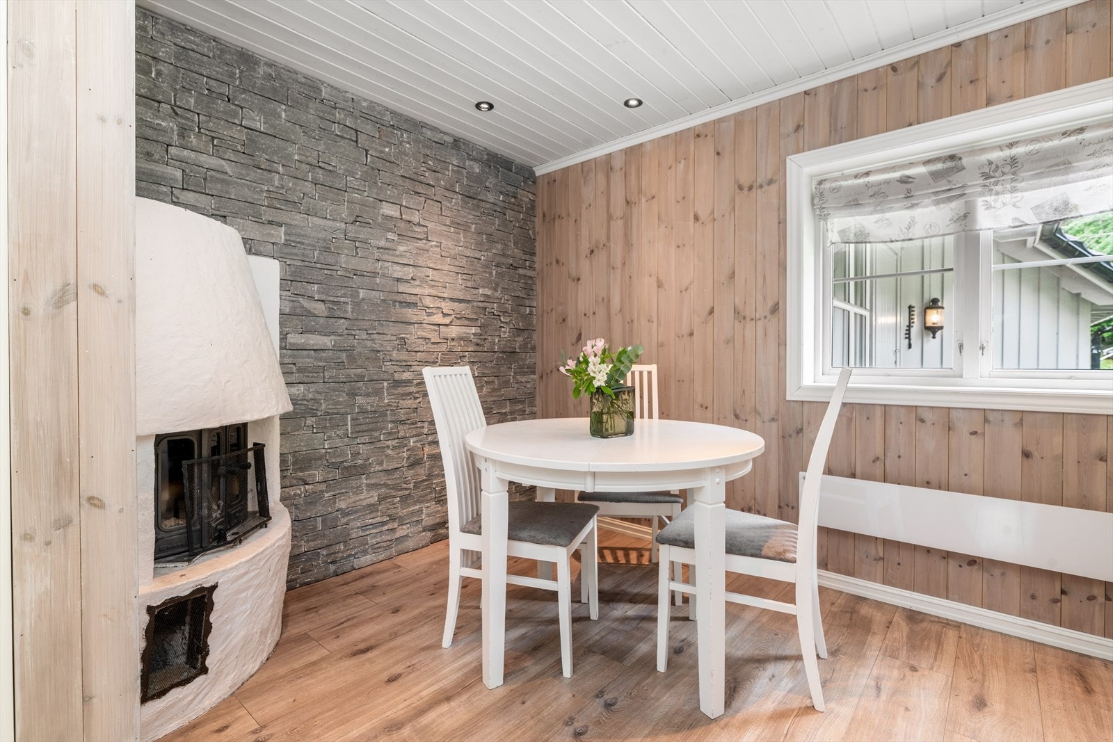 Praktisk halvøy med to-tre spiseplasser, samt plass til spisegruppe i tilknytning til kjøkkenet. Her er det etablert ildsted med peisinnsats. Galleribilde