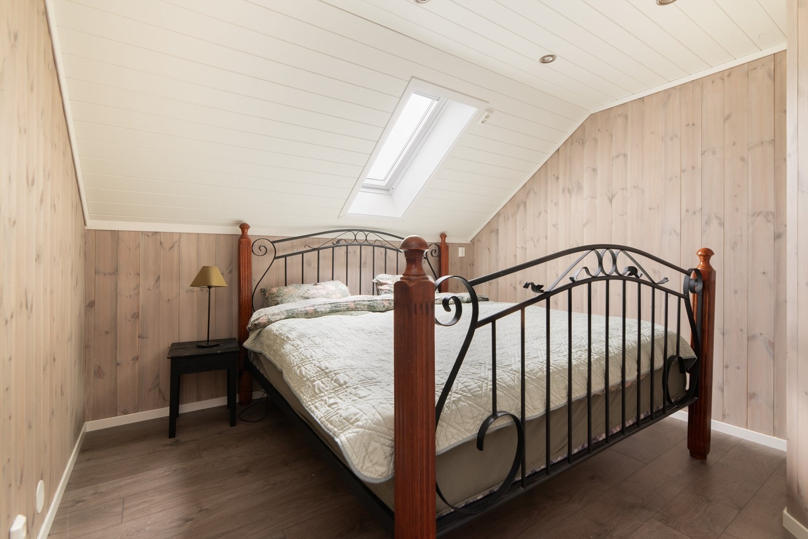 Videre har soverommene hvitmalt panel med innfelte downlights i tak. Det ene soverommet i den eldre boligdelen har kun takvindu. I følge bygningssakkyndige er tilfredsstiller ikke vinduet kravet gitt til rømningsvindu. Galleribilde